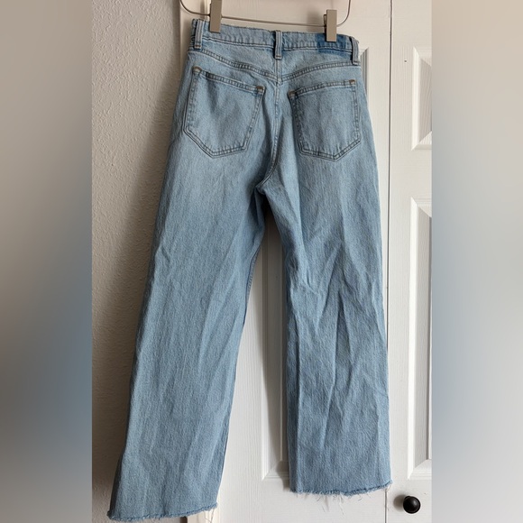 Abercrombie & Fitch 26” Inseam The 90s Relaxed Jean Hivh Rise Light Wash Busted - Picture 6 of 7